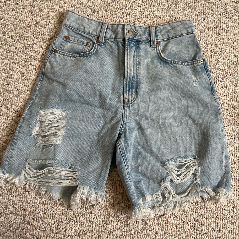 Light wash Bermuda shorts